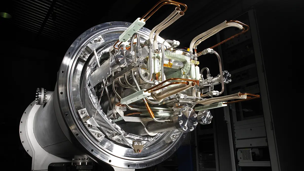 Cryogenic and vacuum assembly for a particle accelerator